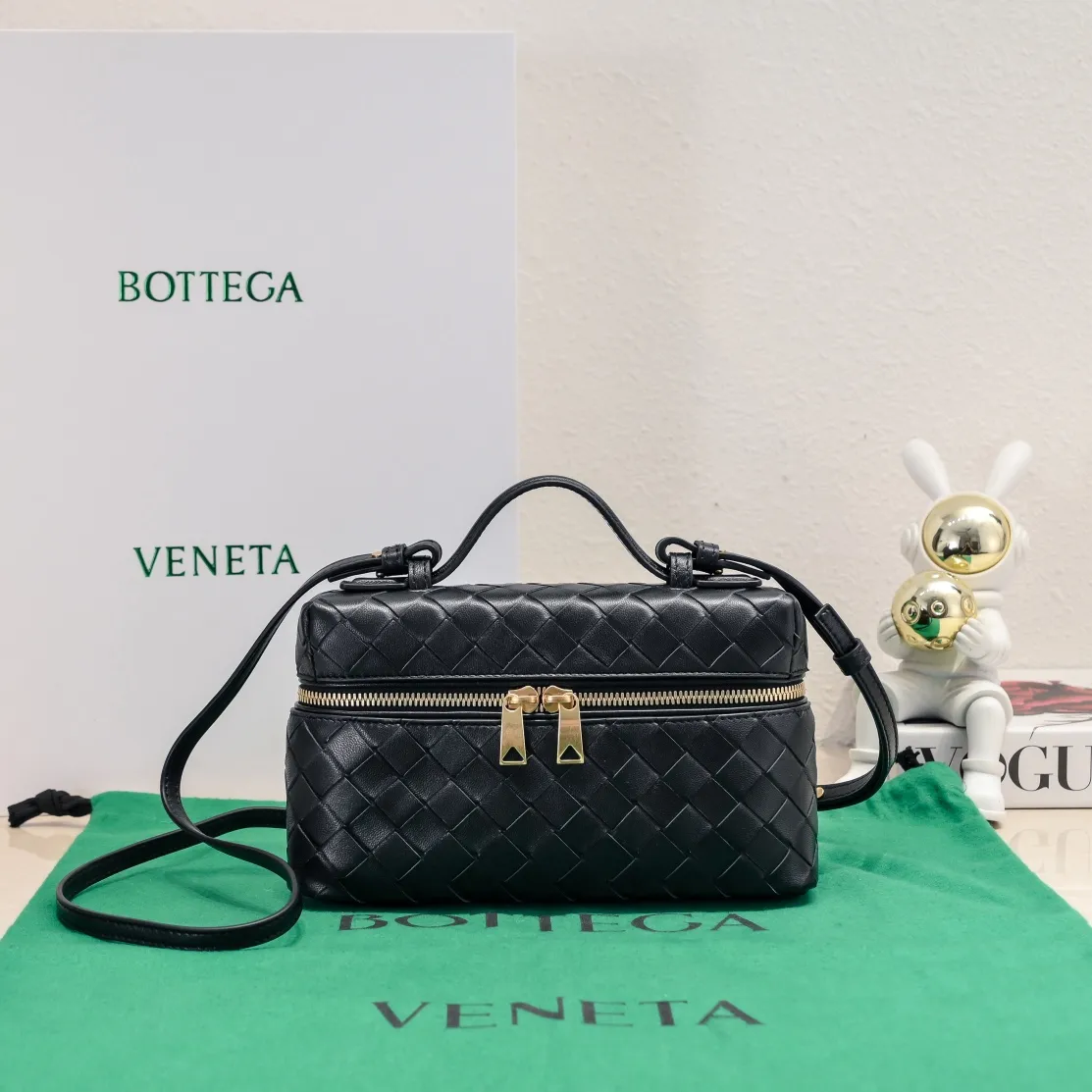 Batch 1360 Bottega Veneta 24 spring and summer woven zipper crossbody bag. A crossbody bag that can be used as a cosmetic bag. The exquisite weaving and compact body are an indispensable accessory for the upcoming summer. The double zipper also better protects the bag. It has a large capacity. If you like it, don’t miss it. Style number: 9109 Size: 22*12.5*5cm